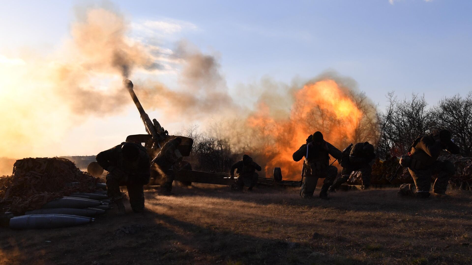 Работа артиллерии в зоне проведения спецоперации на Украине