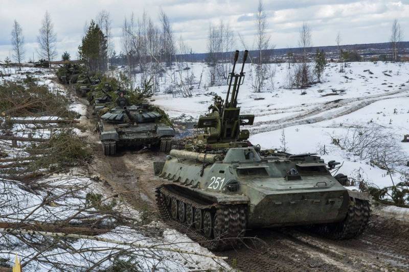 Бронетранспортер МТ-ЛБ с 2М-3М прикрывает колонну танков