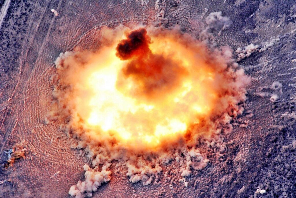 Взрыв мощной бомбы