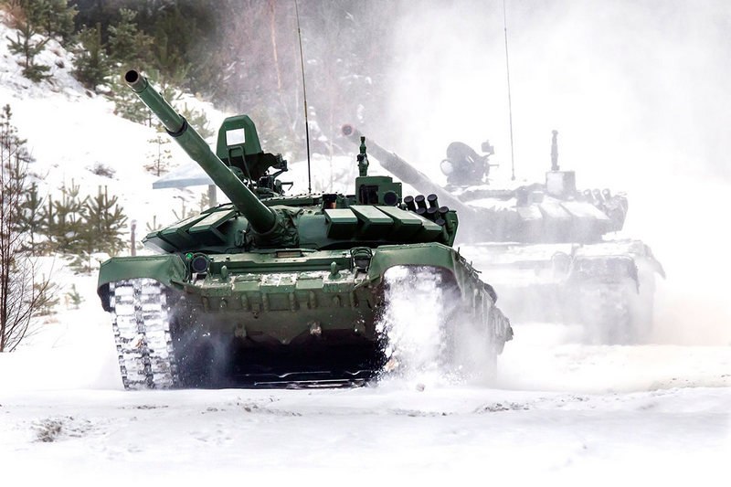 Русские танки движутся в атаку