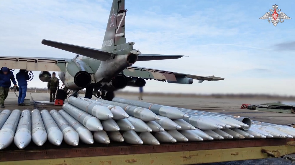 Су-24 на направлении уничтожил много боевиков ракетами С-8. Источник - МО