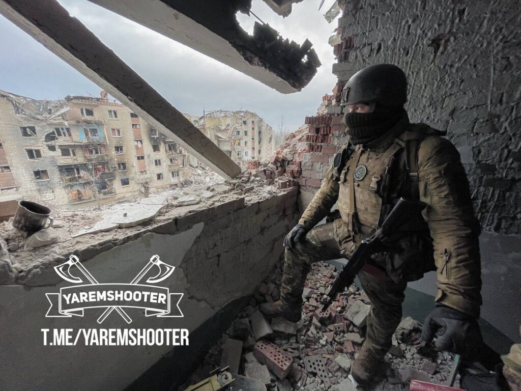 Штурмовик ЧВК Вагнер осматривает окрестности Артемовска. Источник - Яремшутер