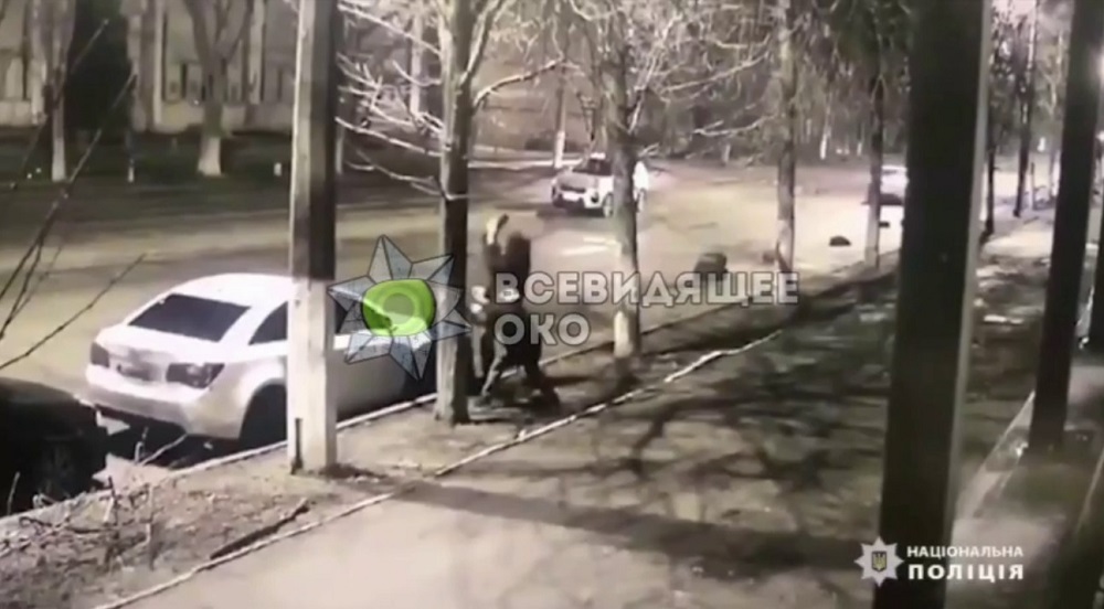Тэцэкашник в центре Киева получил кирпичом по голове