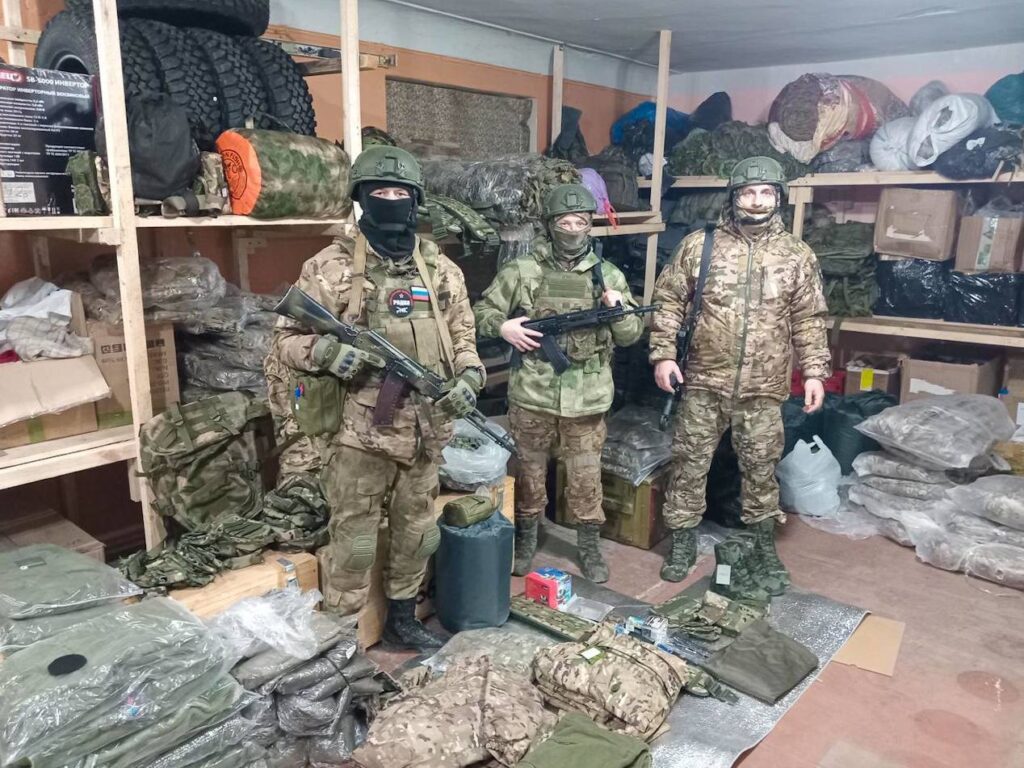 Бойцы ВС РФ собирают экипировку