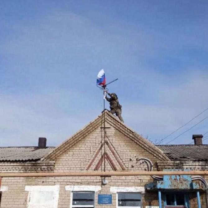 В Новомихайловке над зданием сельсовета поднят флаг России