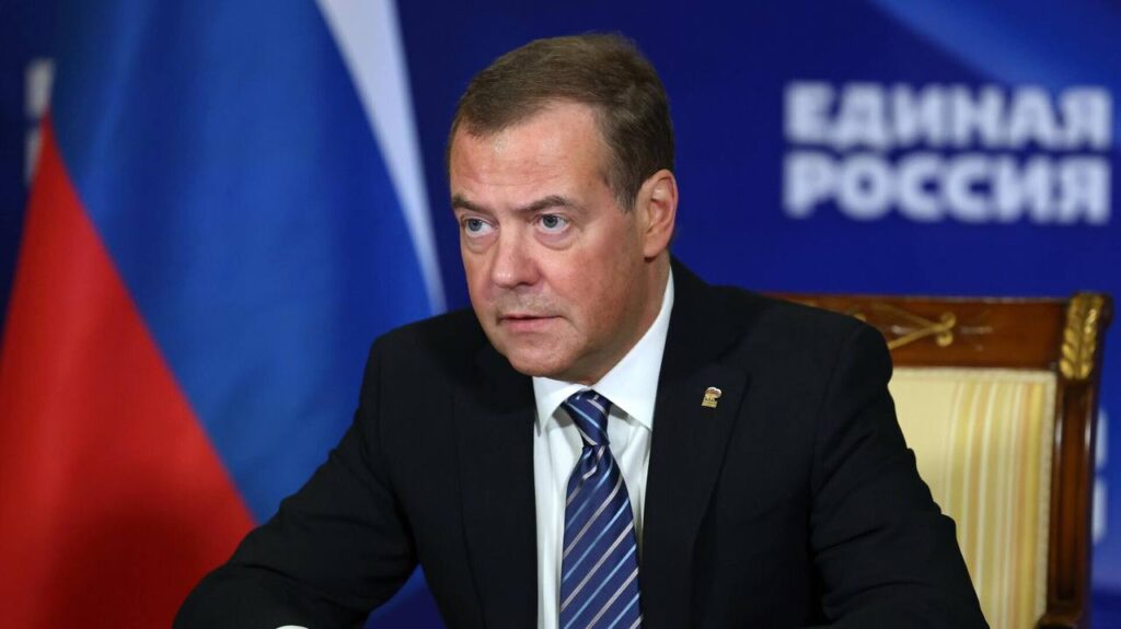 Медведев назвал отправку войск Франции на Украину «полезным для дела»