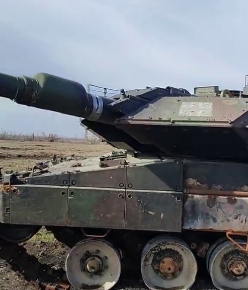 Осмотр трофейного танка Leopard 2A6