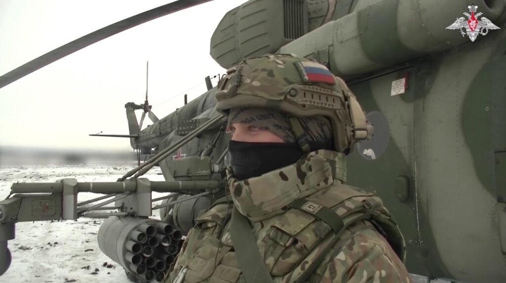 Стрелок группы огневой поддержки на Ми-8 с позывным «Отец». Источник - МО РФ