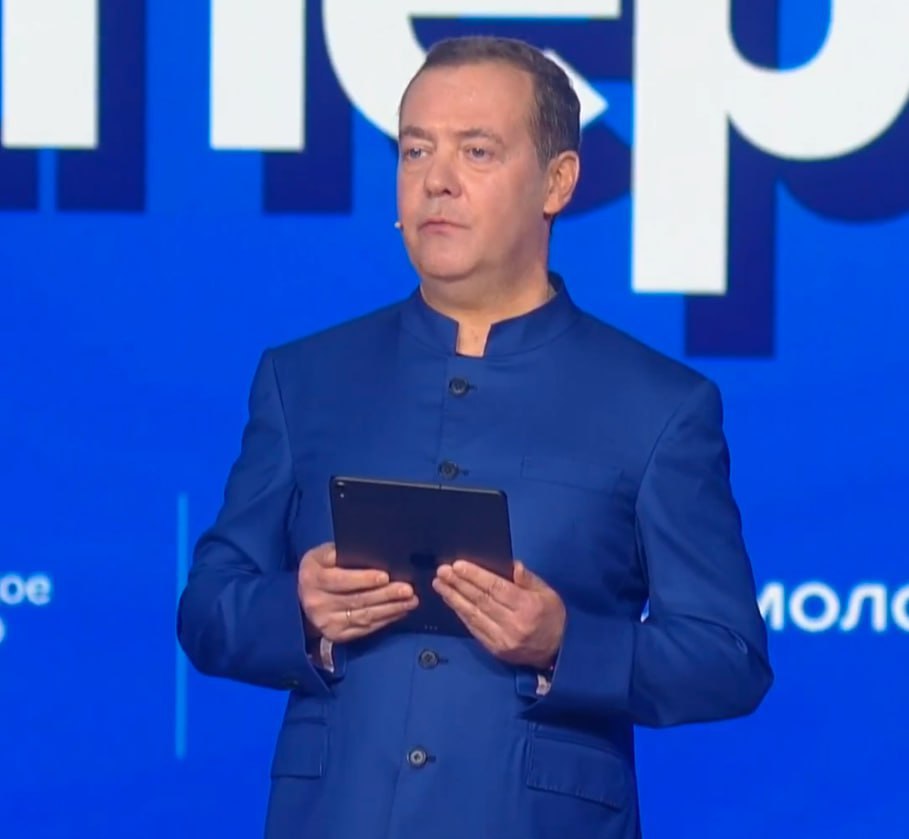 Территория по обеим сторона Днепра принадлежит России — Медведев