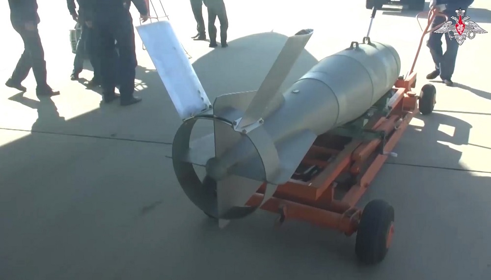 Фугасная авиационная бомба с универсальными модулями планирования и коррекции. Источник - МО РФ