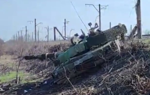 Уничтоженный украинский танк в освобожденной Авдеевке. Источник - Борис Рожин