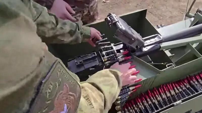 Минобороны России показало боевого робота в действии: платформа на гусеницах с пулемётами и РПГ уже на фронте