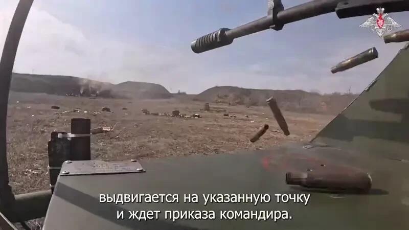 Минобороны России показало боевого робота в действии: платформа на гусеницах с пулемётами и РПГ уже на фронте